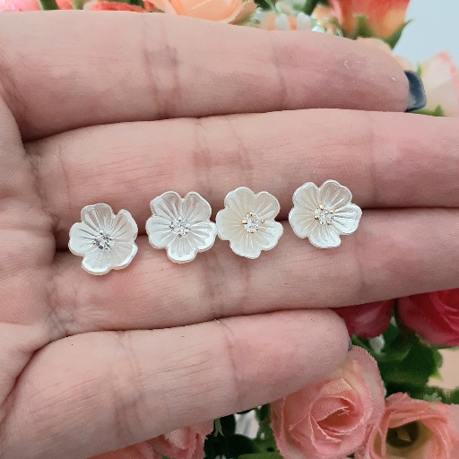 Brinco Pequenininho de flor em madrepérola