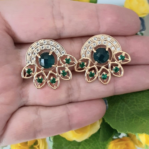 Brinco Pata com Zircônias e Cristal cor Esmeralda