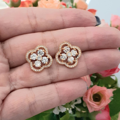 Brinco Flor com Zircônias Cristal