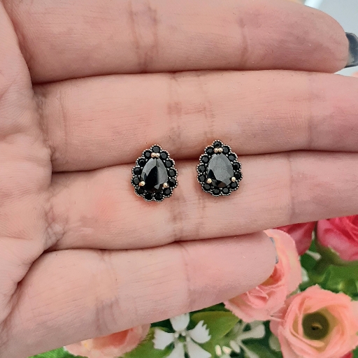 Brinco Gota pequena com Zircônias e Cristal Negro