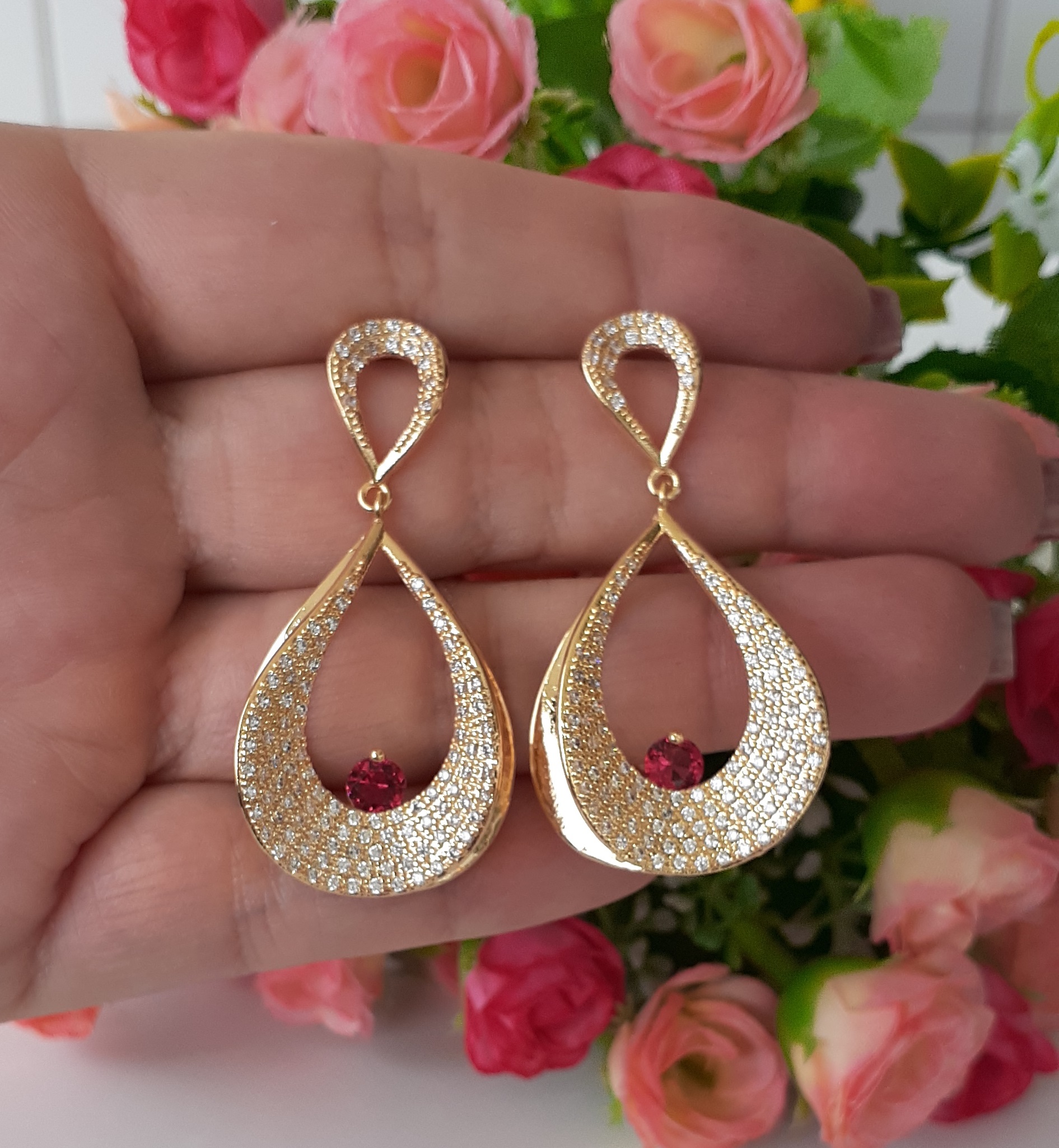 Brinco com microzirconias e cristal rubi